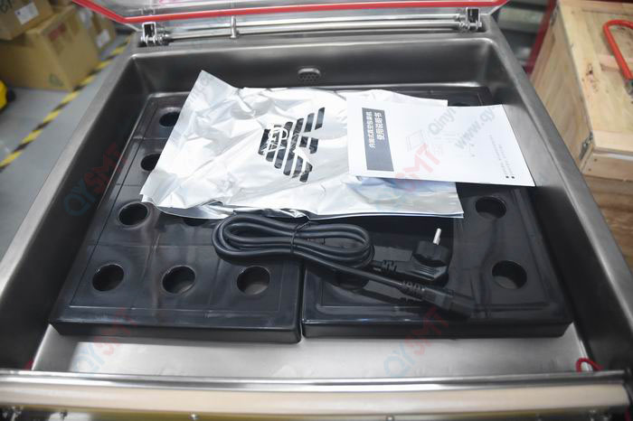 Vacuum sealing machine