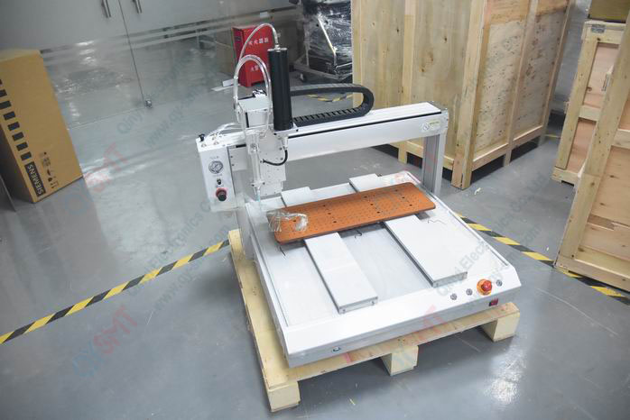 Glue dispensing machine